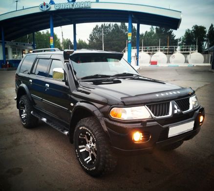 Козырёк кепка на лобовое стекло Mitsubishi Pajero Sport 1998-2007 г.в., Черный, Внешний Тюнинг, Mitsubishi, Декоративные накладки, Не требуется, Стеклопластик, Pajero, Новое, На штатные места, PAJERO SPORT (K90) 1996-2009