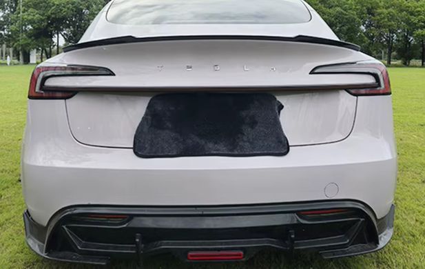 Центральный стоп сигнал между фонарями Tesla Model 3 2023-2024 г.в. Тесла Модел 3