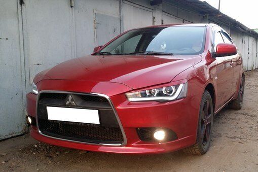 Передние фары тюнинг Mitsubishi Lancer X 2007+ с ангельскими глазками и световой трубкой, стиль R8