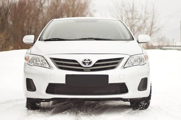 Зимняя заглушка решетки переднего бампера Toyota Corolla (седан) 2010-2013 г.в. Тойота Корола