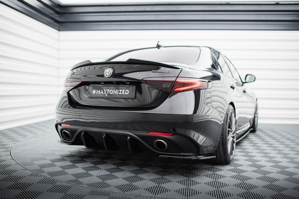 Накладка на задній бампер диффузор для Alfa Romeo Giulia Veloce 2016-, Черный